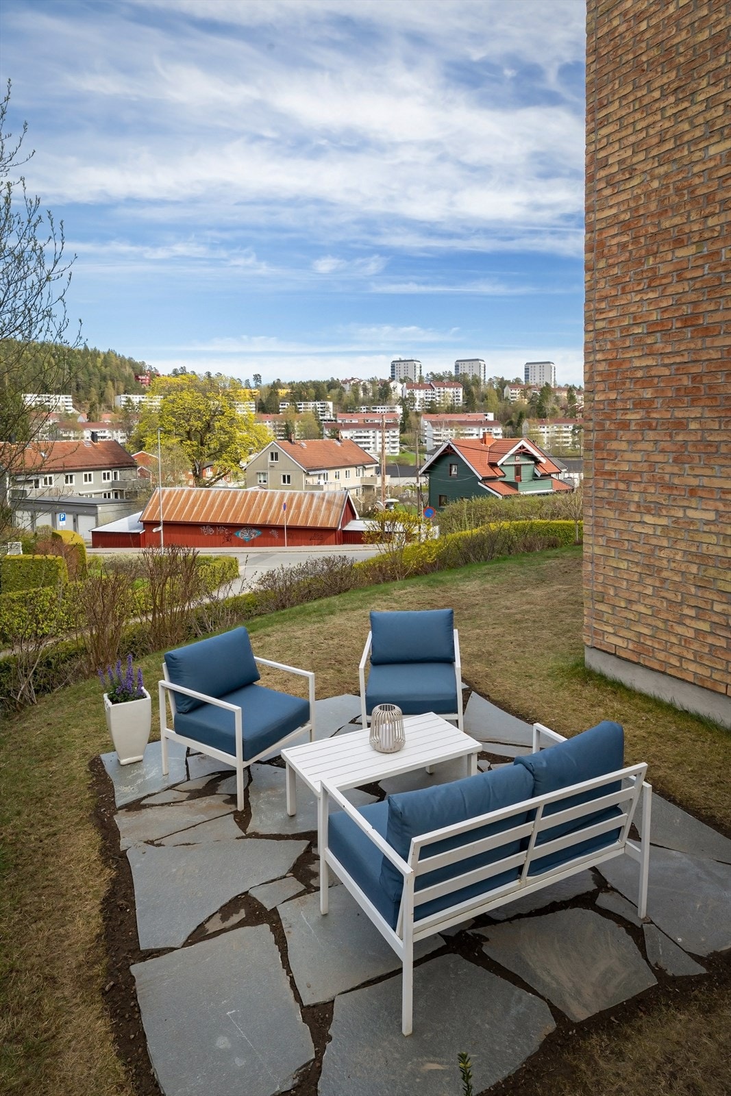 Uteplassen, og boligen som sådan har en særdeles fin intern beliggenhet så og si fritt for innsyn Galleribilde