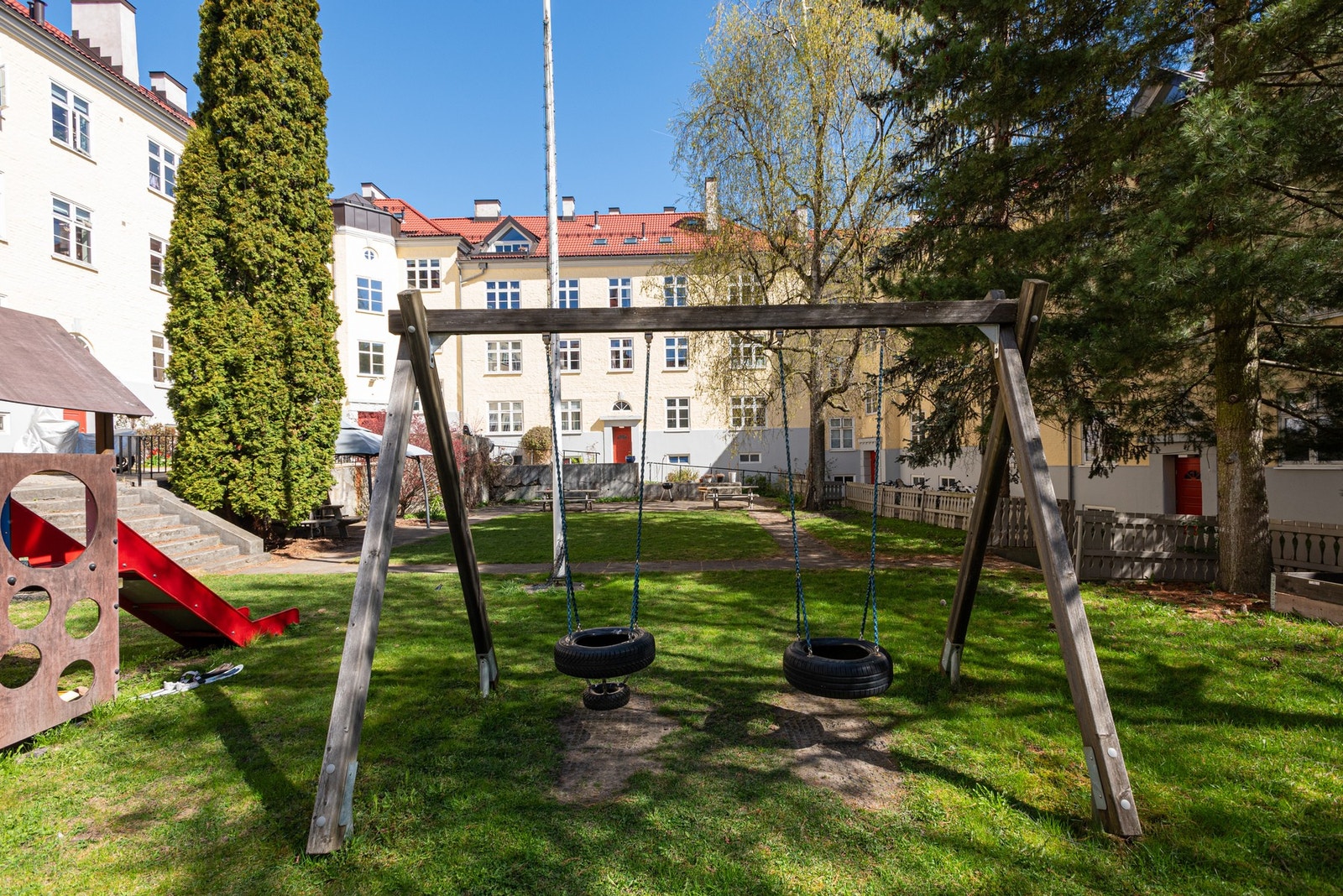 Beliggenheten er utmerket, hvor alt ligger rett utenfor døren. Galleribilde
