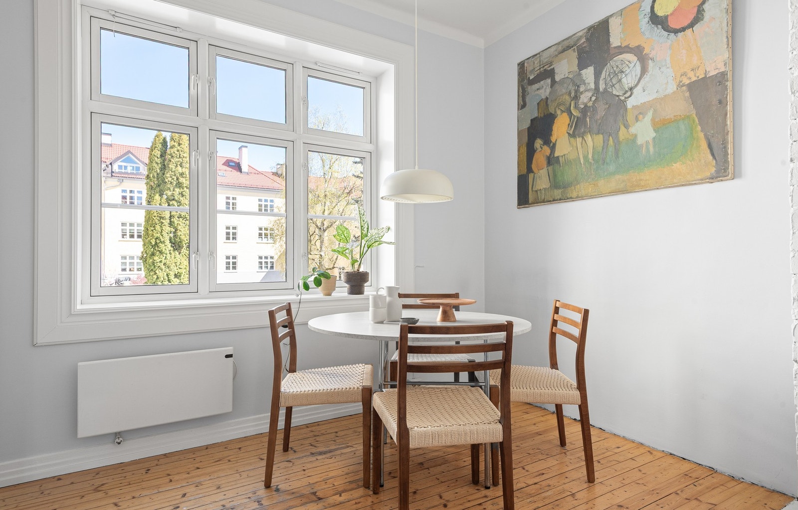 Kjøkkenet ligger fint til mot gårdsrom, her kan du enkelt innrede med stort spisebord i hverdagen. Galleribilde