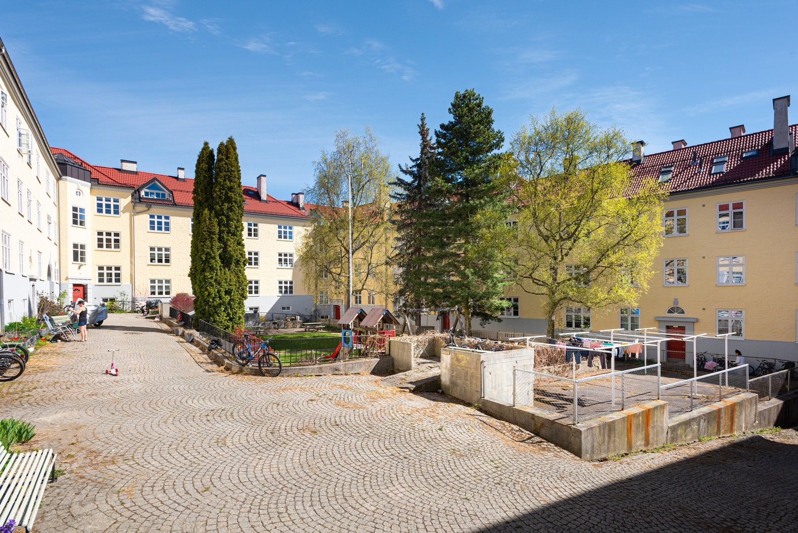 Flott gårdsrom sittegrupper, frodig beplanting og sosiale soner. Galleribilde