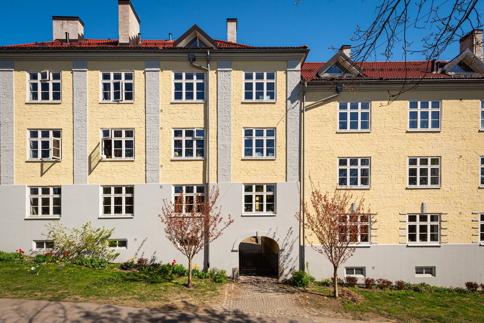 Leiligheten ligger høyt og luftig til i byggets 1. etasje. Galleribilde