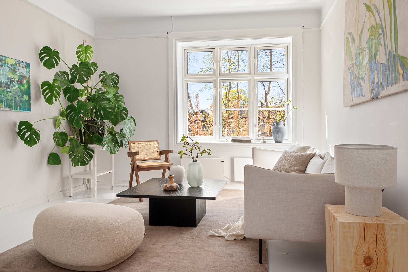 Her har du store vindusflater som slipper inn rikelig med naturlig lys. Galleribilde