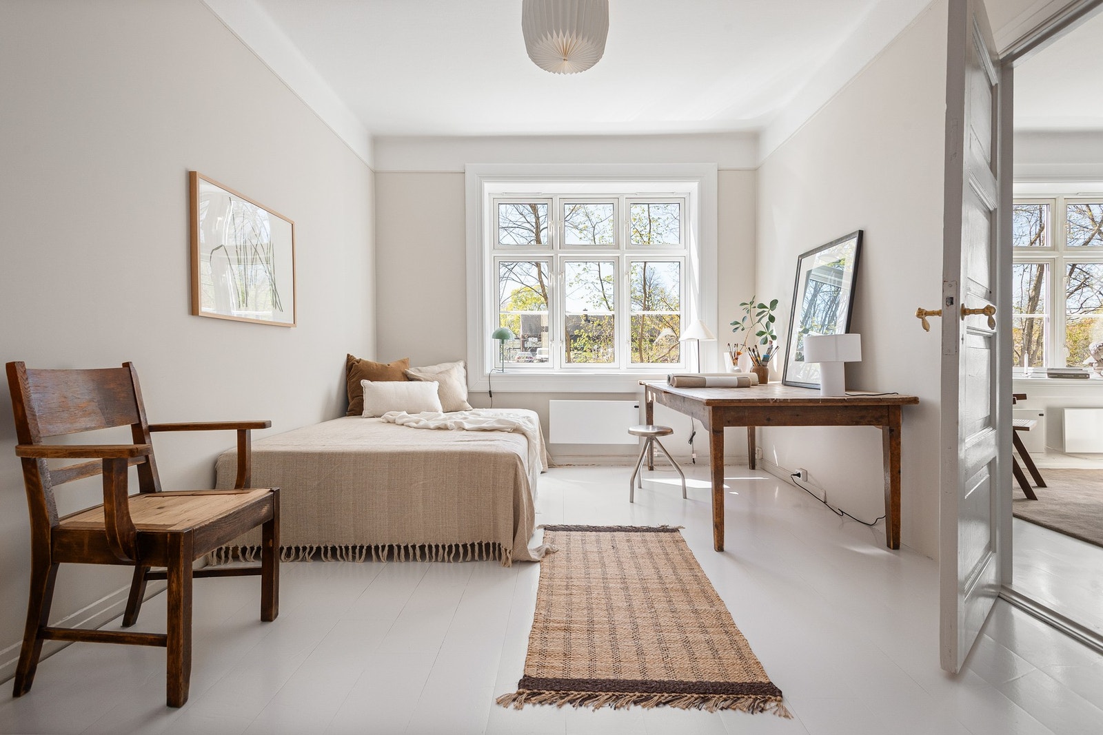 Leiligheten har to romslige soverom med god plass til dobbeltseng, nattbord og garderobe. Galleribilde