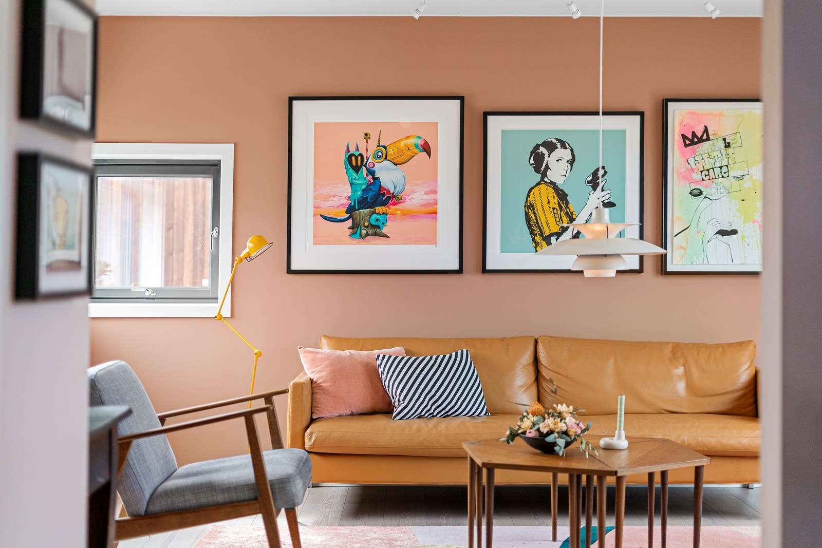 Stuen er malt i en lekker farge som gir rommet et elegant og behagelig uttrykk. Galleribilde