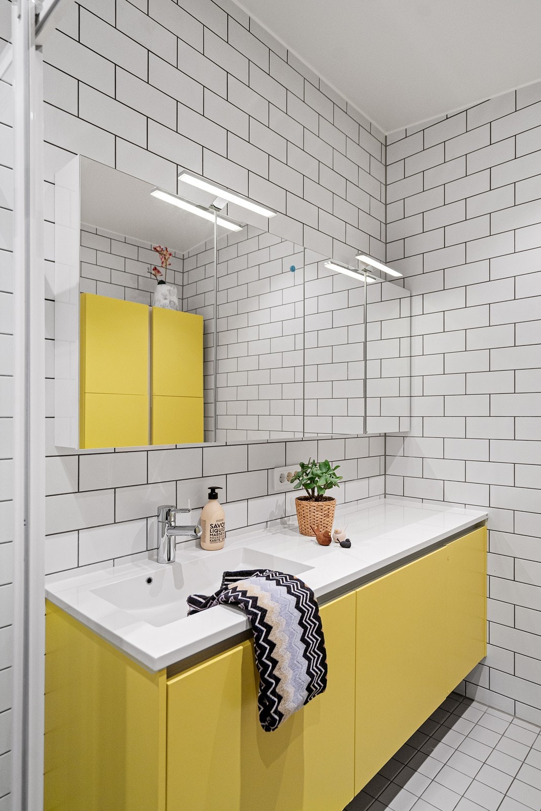 Lekkert og moderne bad i 2.etasje. Galleribilde