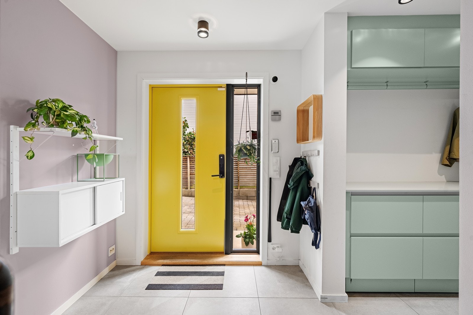 Hovedinngangen fremstår som elegant og innbydende. Galleribilde