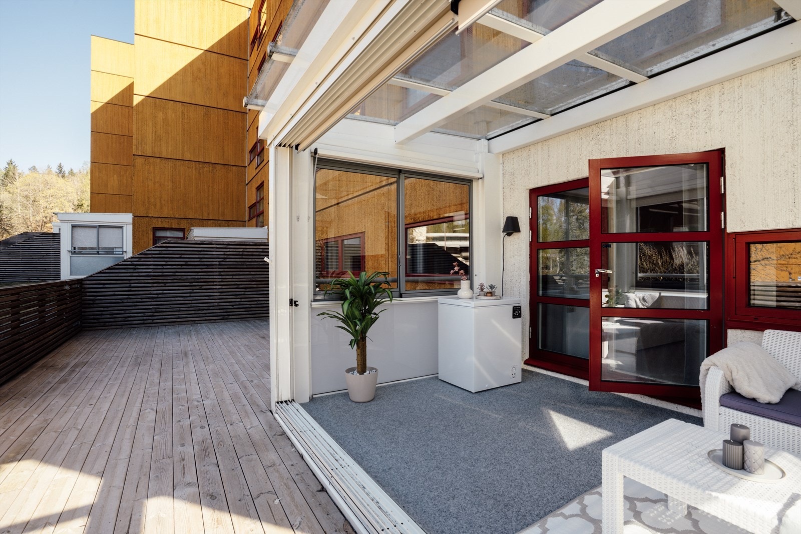 Balkongen fungerer som en herlig forlengelse av stuen og kan nytes store deler av året da den er innglasset. Galleribilde