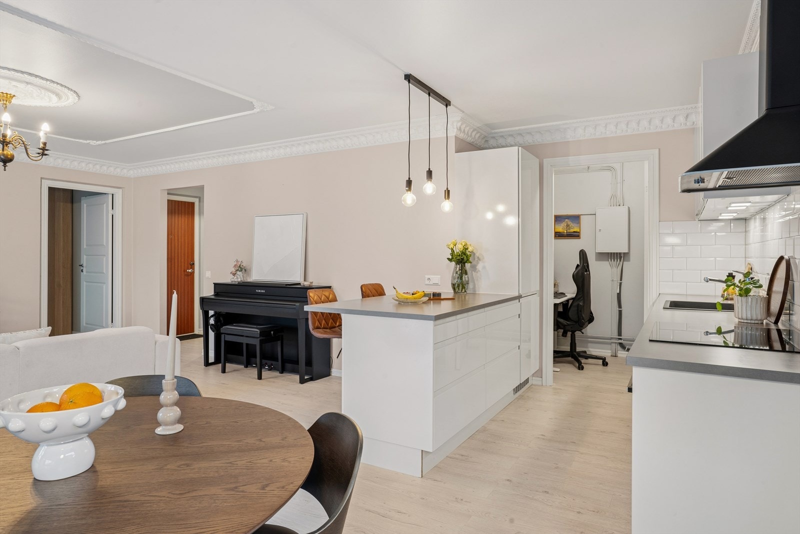 I tilknytning til kjøkkenet har man plass til en spisegruppe. Galleribilde