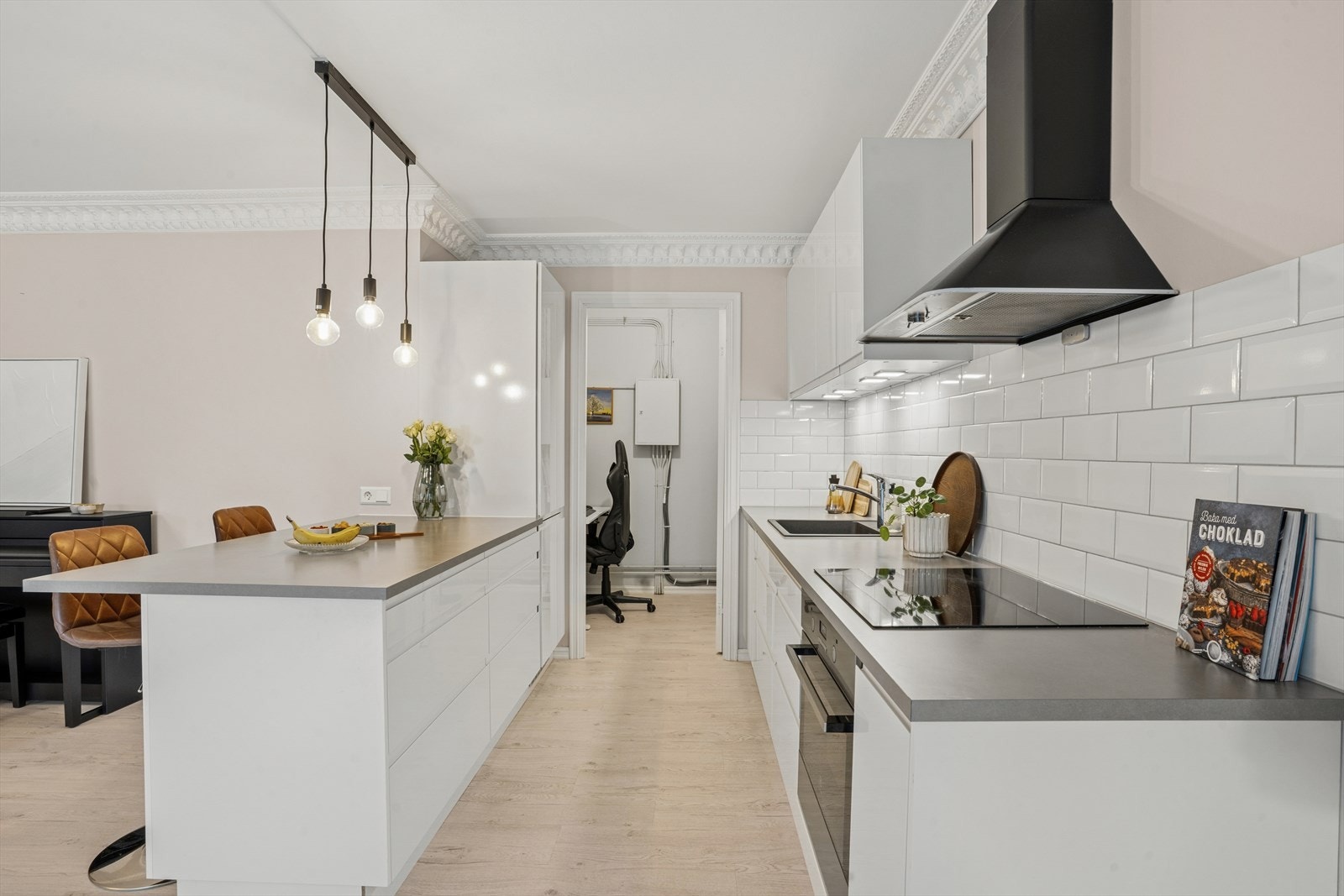 Kjøkkeninnredning fra 2020 med under-/overskap og slette fronter, benkeplater av laminat med nedfelt kum i rustfritt stål og ett-greps blandebatteri. Galleribilde