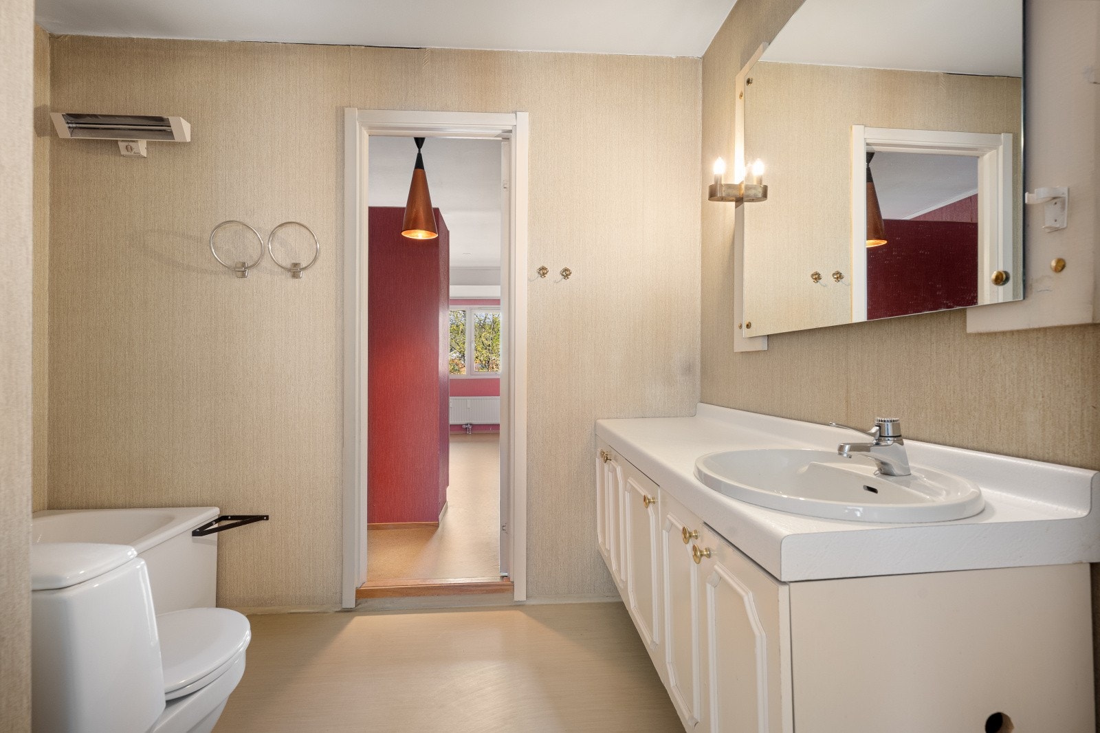 Badet er fra byggeår og er innredet mad dusj i badekar, toalett, servant og opplegg for vaskemaskin. Galleribilde