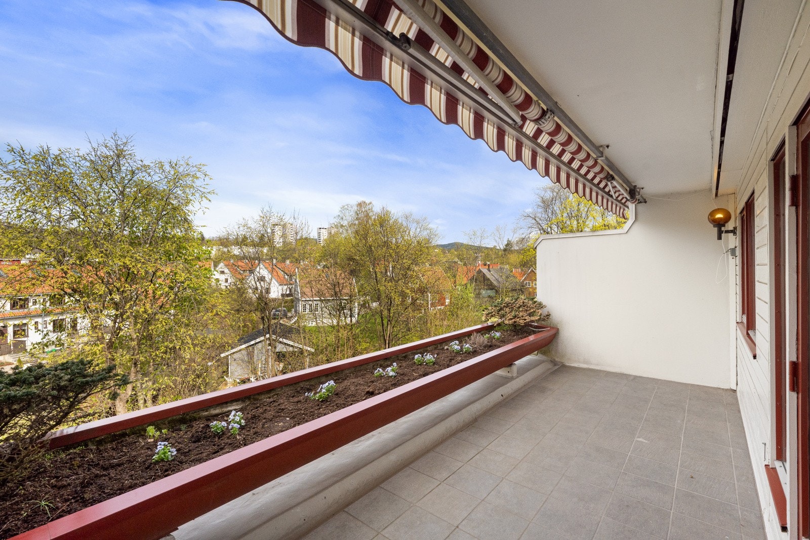 Fra balkongen nyter du et pent utsyn mot områdets grønne arealer som gir en rolig og behagelig atmosfære. Her det god plass til ulike sittegrupper og elektriske markiser for skygge. Galleribilde
