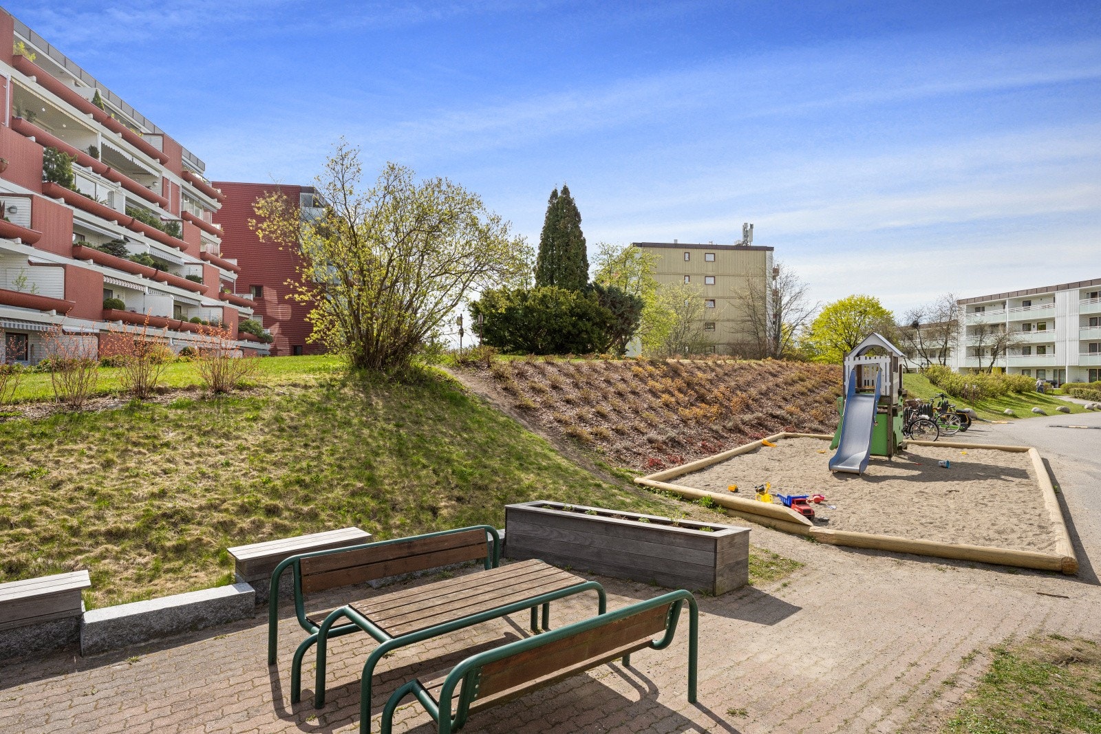 Borettslaget byr på lekeplasser og nok av boltreplass for de små. Galleribilde