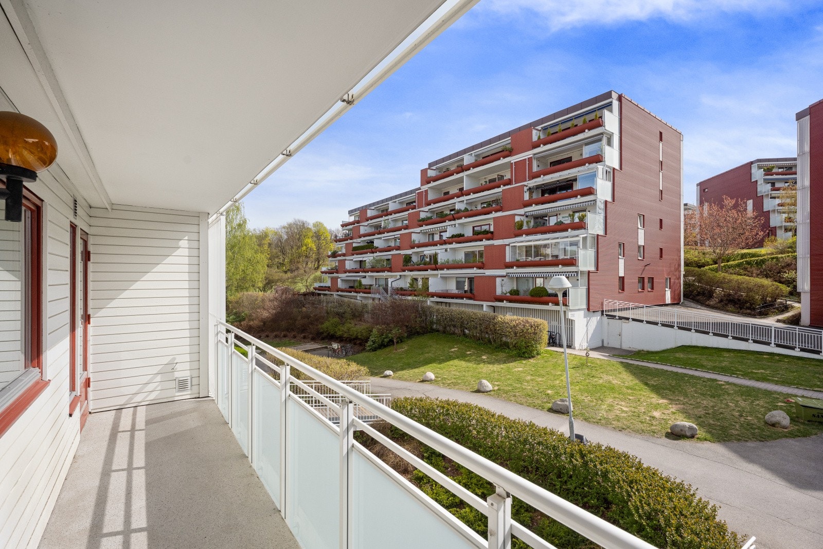 Her kan morgensolen nytes med utsyn over nærområdet. Galleribilde
