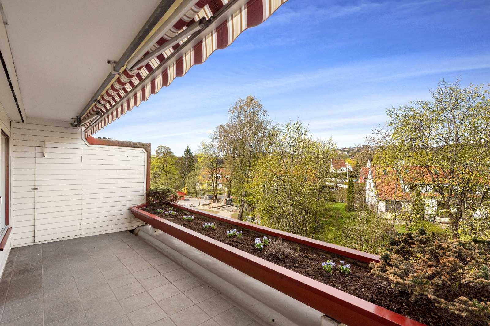 Fra stuen er det adkomst til en terrasse på ca. 12 m². Det er lagringsplass i en ekstern bod. Galleribilde