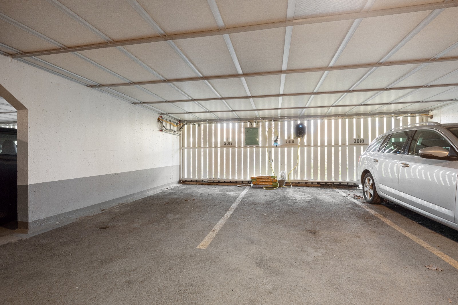 Leiligheten disponerer en parkeringsplass i felles garasjeanlegg, med kjøreadkomst via garasjeport. Galleribilde
