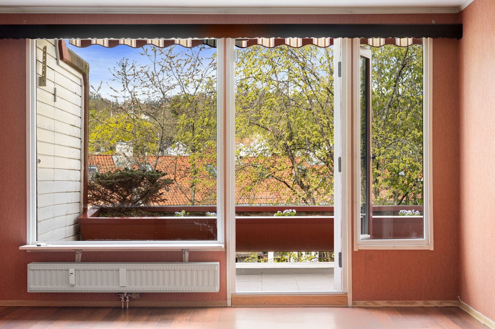 Velkommen til Skøyen Terrasse 8! Gjennomgående 4-roms oppussingsobjekt med to balkonger, 3 soverom og garasjeplass. Galleribilde