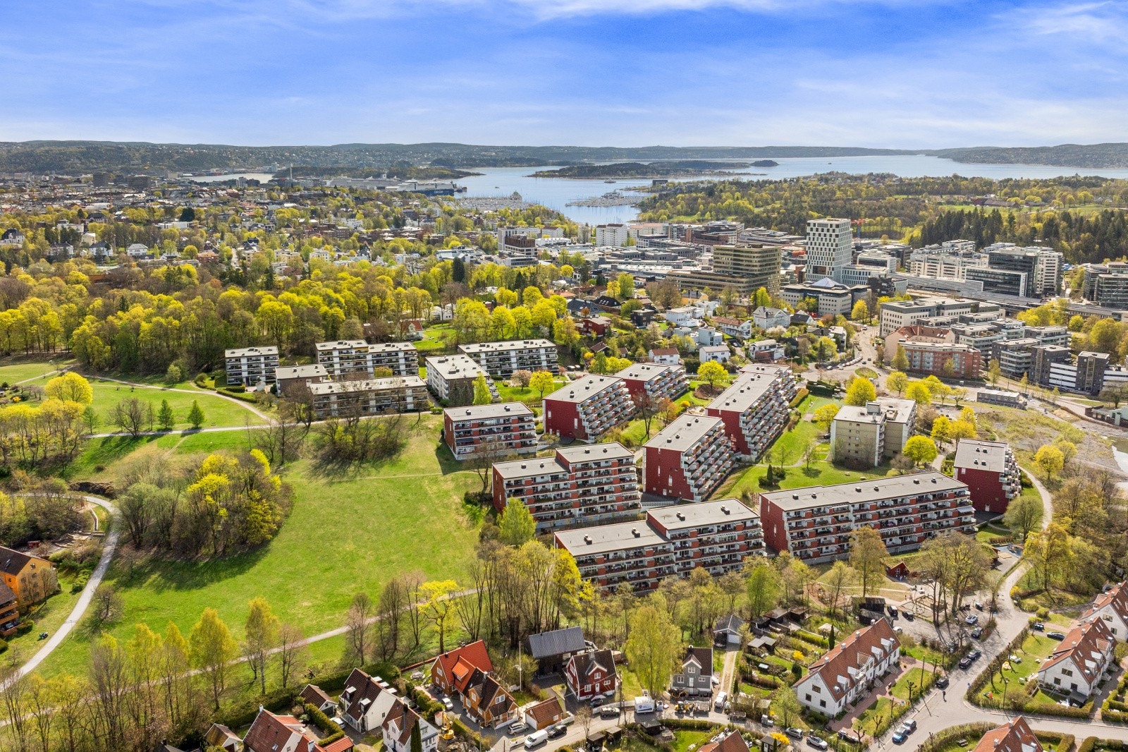Det er bilfri og kort gangavstand til Skøyen skole samt flere barnehager. Galleribilde