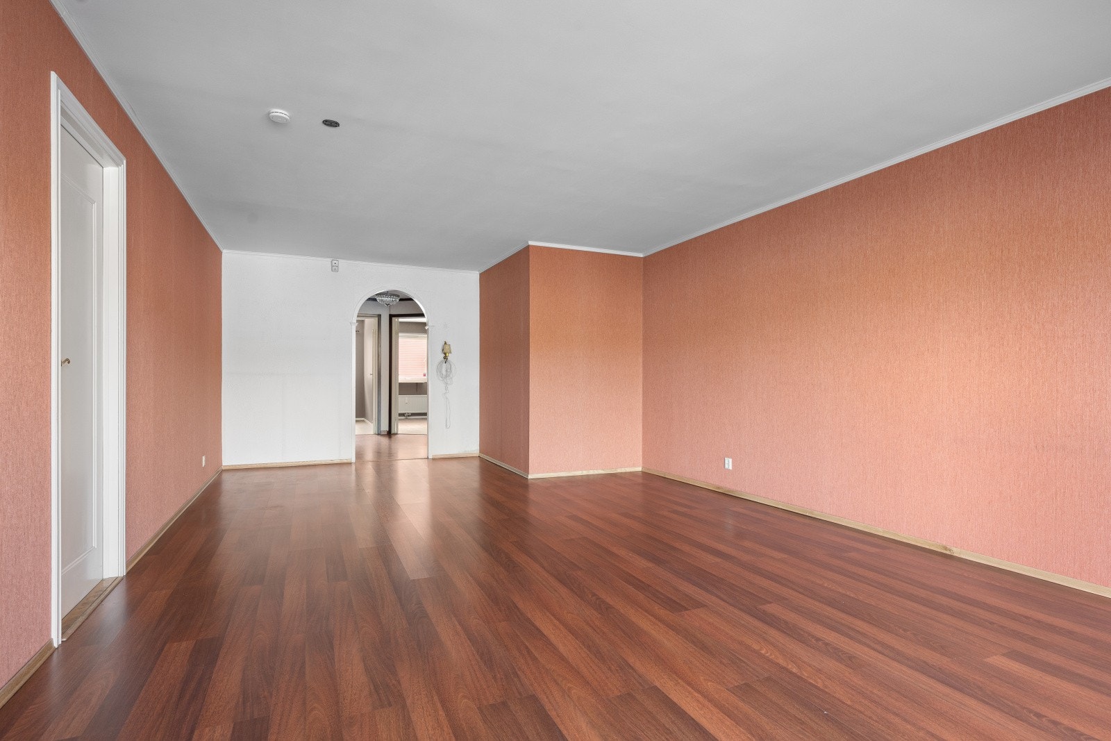 I stuen er det flere møbleringsmuligheter. Her er det god plass til en komfortabel sittegruppe med tilhørende møblement samt en spisegruppe. Galleribilde