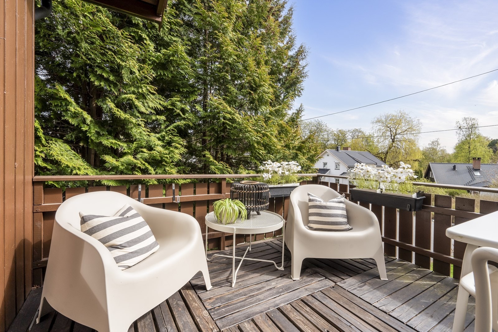 Innbydende veranda med plass til grill og sittegrupper. Galleribilde