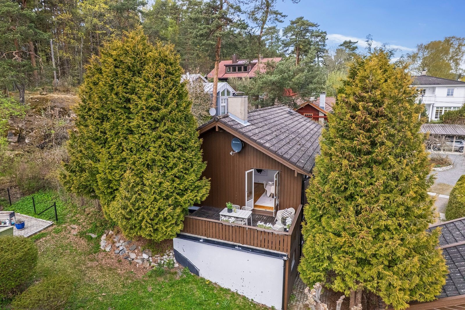 Altan på 15 m² som utvider boligens oppholdsareal ute. Galleribilde