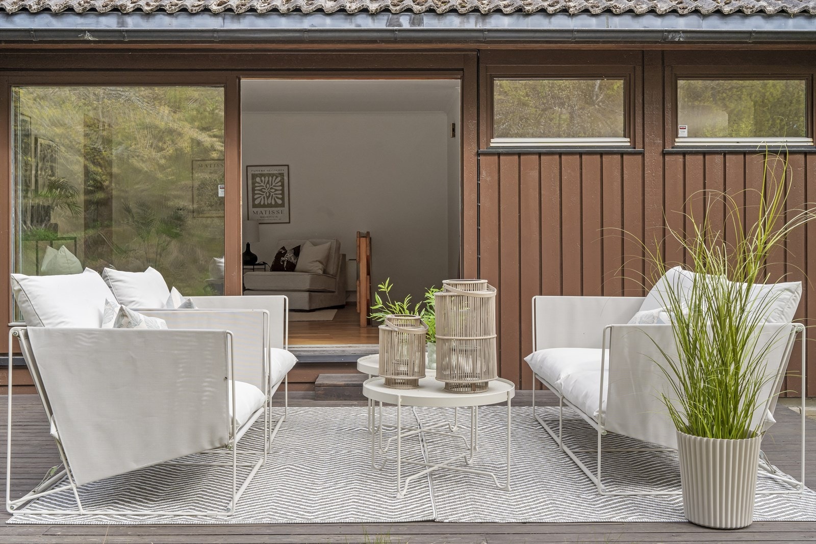 Terrassen og hagen fungerer som en naturlig forlengelse av boligen i sommerhalvåret. Galleribilde