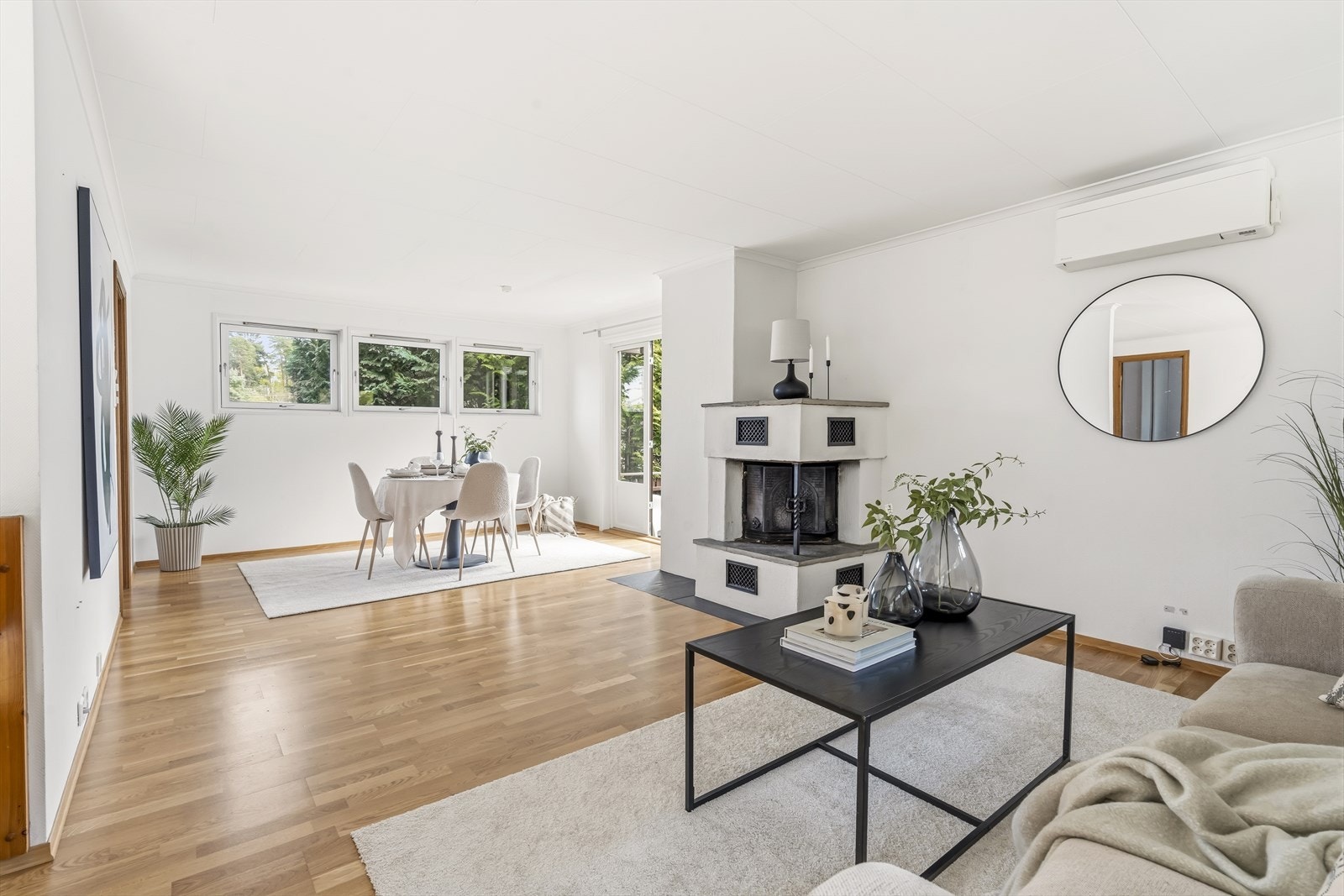 Lys og gjennpmgående stue med åpen peis og utgang til både solrik terrasse, veranda og hage. Galleribilde
