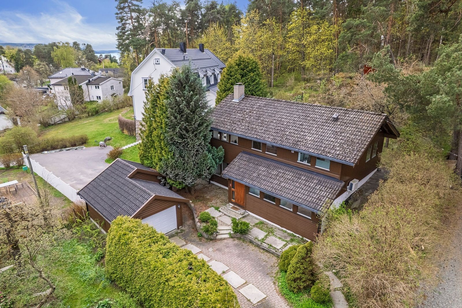 Sisilie Berg v/Nordvik Frogner presenterer Strømsborgveien 41C. En innholdsrik enebolig med solrike uteplasser, garasje og have. Beliggende idyllisk innerst i blindvei, med umiddelbar nærhet til naturskjønne omgivelser ved Kongeskogen og Huk.
Foto: EFXT Galleribilde