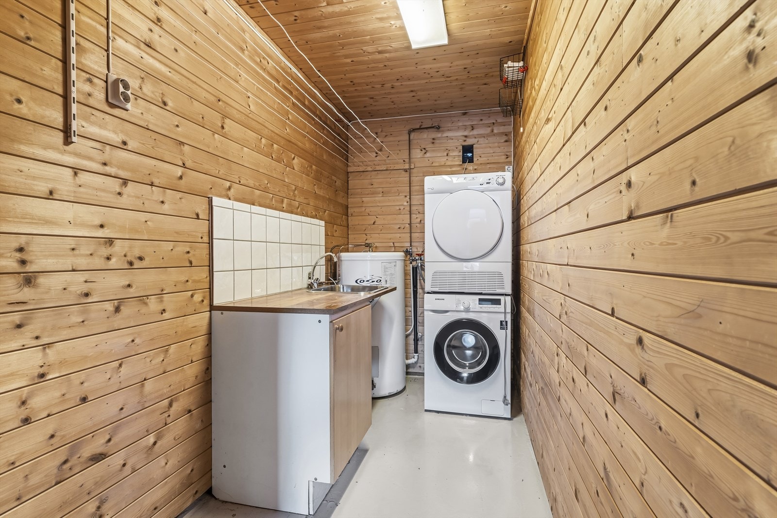 Funksjonelt vaskerom med gode arbeidsflater. Galleribilde