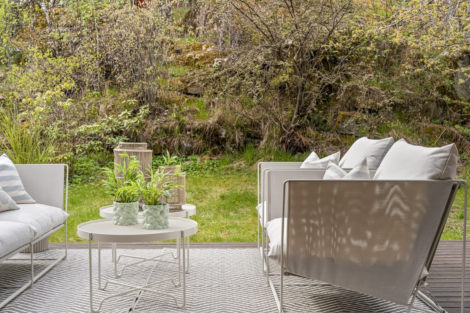 Vestvendt terrasse med idyllisk utsyn mot inngangen til Kongeskogen. Galleribilde