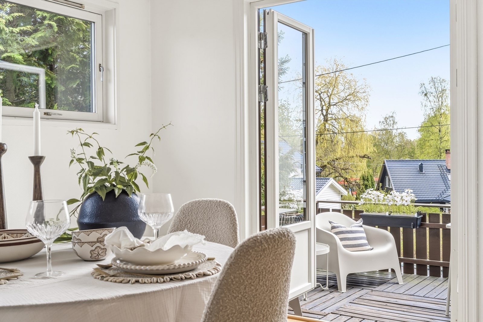 Dobbel fløyet dør ut til veranda. Galleribilde