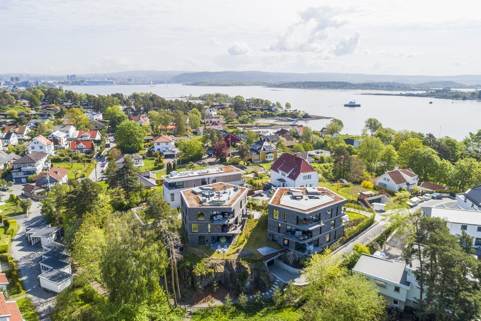 Halvøya byr på et særegent landskap, omkranset av Oslofjorden, med vakre kystlinjer, strender og grønne skog- og parkområder. Galleribilde