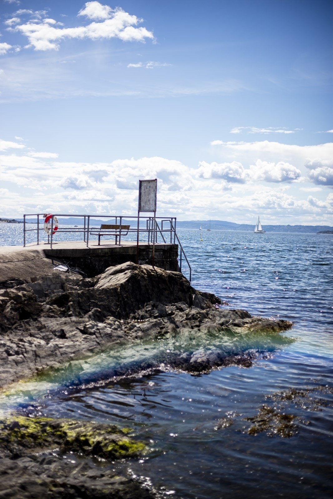 Bygdøy byr på flotte strender, kyststi og gode turmuligheter året rundt. På Hukodden finner du populære badeplasser med svaberg, gressletter og langgrunne strender, et naturlig samlingspunkt på varme sommerdager. Galleribilde