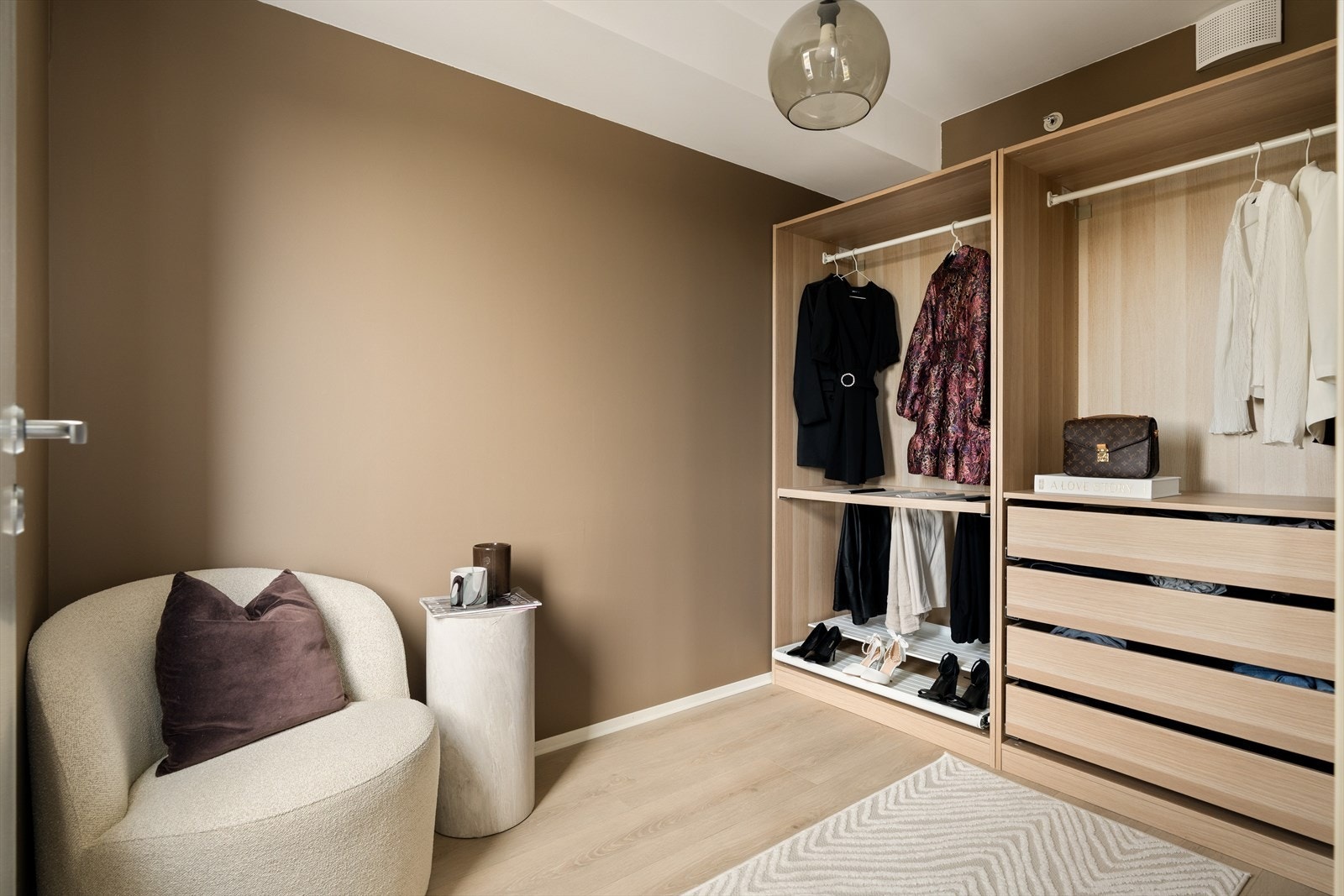 Det andre soverommet er på 6 m² og har plass til praktisk garderobeskap. I dag innredet som walk-in closet. Galleribilde