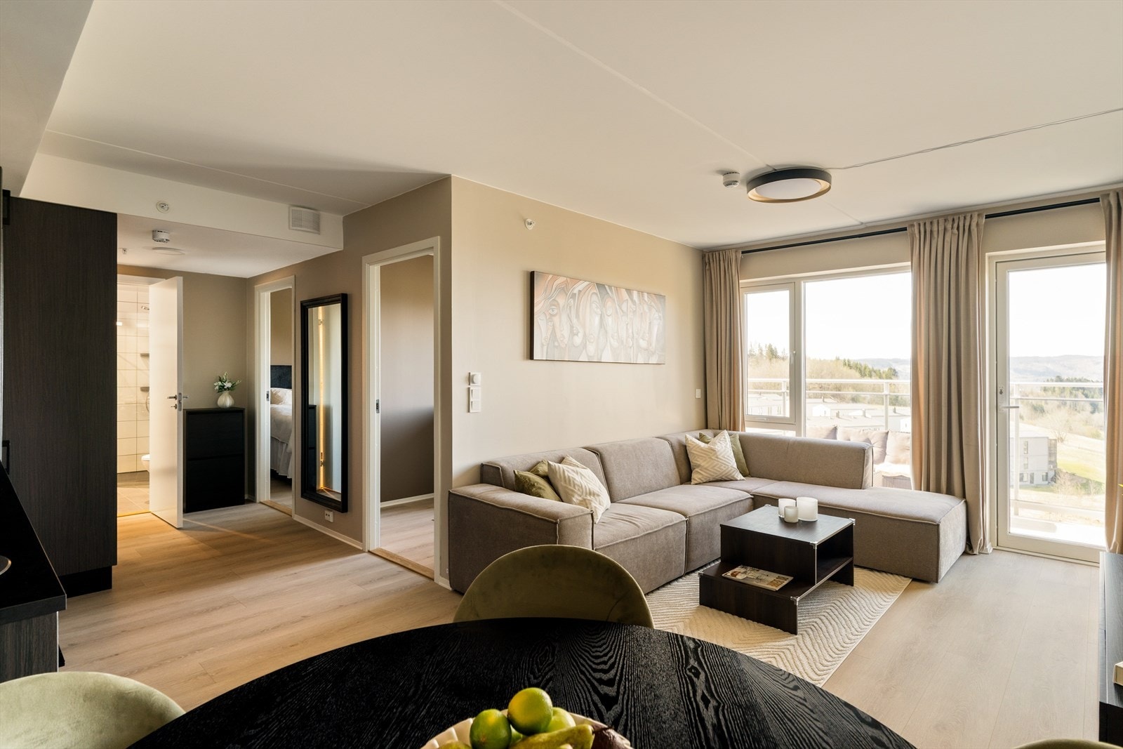 Totalt BRA-i på 62 m² med en praktisk planløsning. Leiligheten inneholder entré/gang, stue/kjøkken, bad, tre soverom, innvendig bod og balkong. Galleribilde