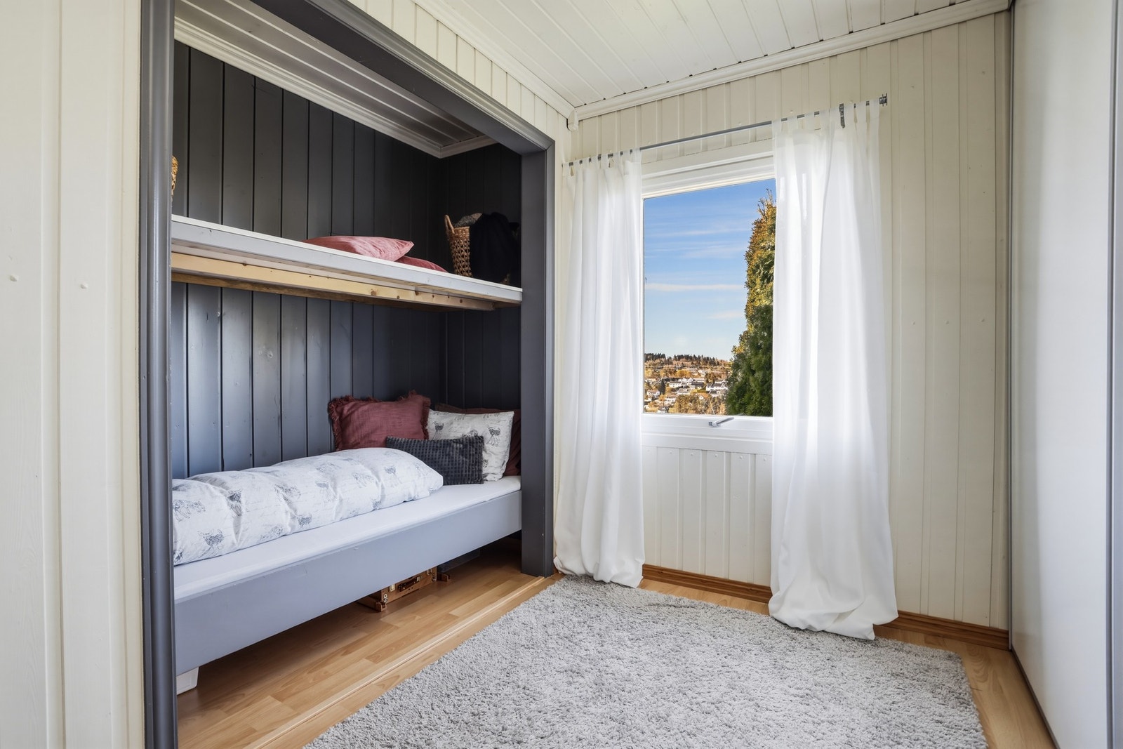 Soverom ll har innebygd seng. Galleribilde