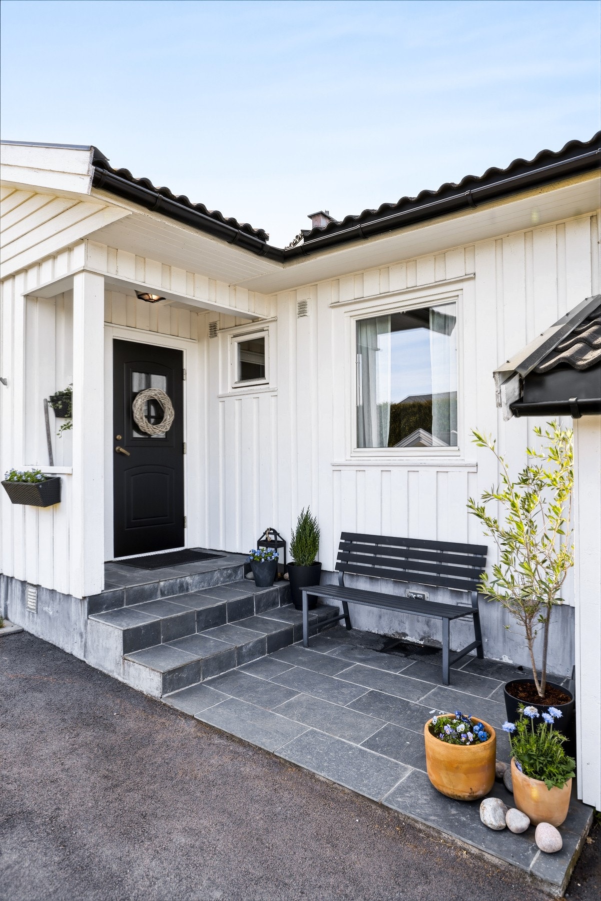 Inngangsparti med flislagt trapp og platting Galleribilde