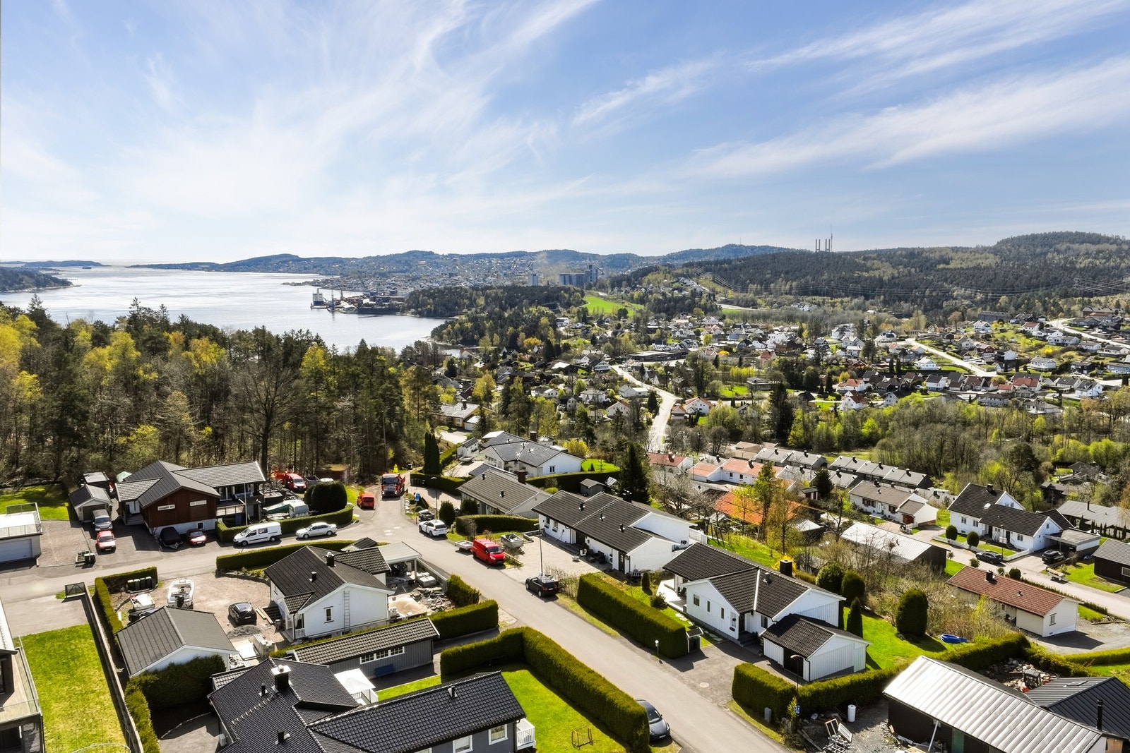 Sentral og fin beliggenhet med nærhet til sjøen og flotte turområder. Galleribilde