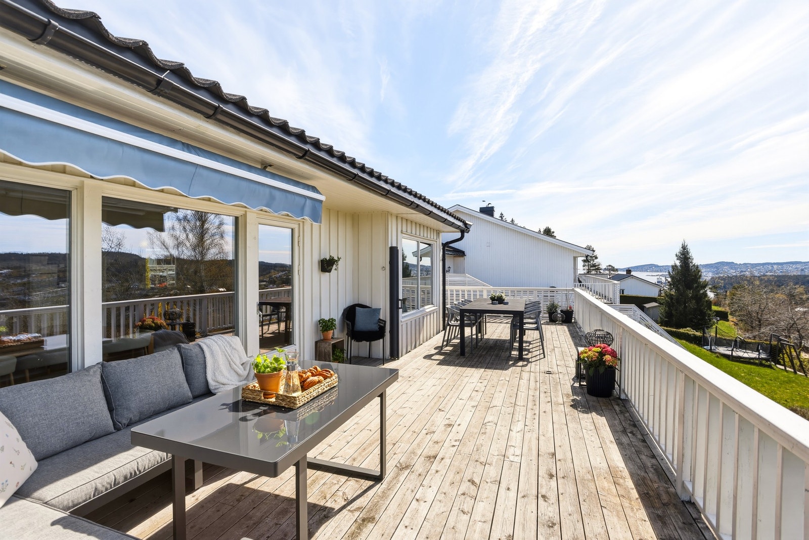 Stor terrasse med god plass til utemøbler og utsikt over nærområdet. Galleribilde