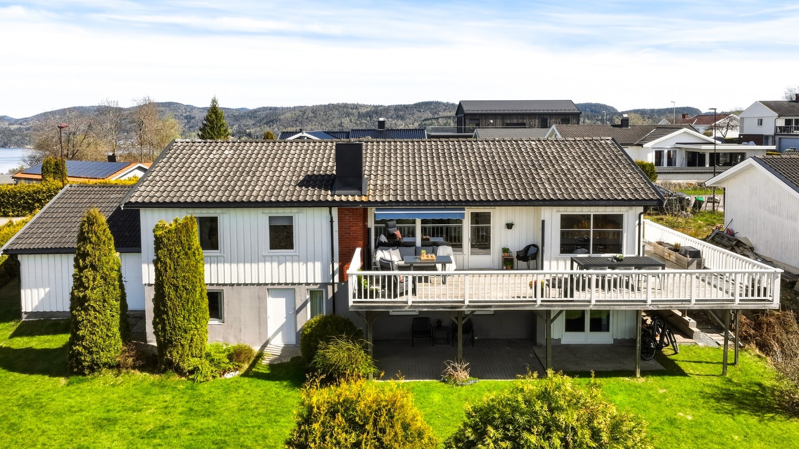 Stor og flat plen - perfekt for lek og morro! Galleribilde