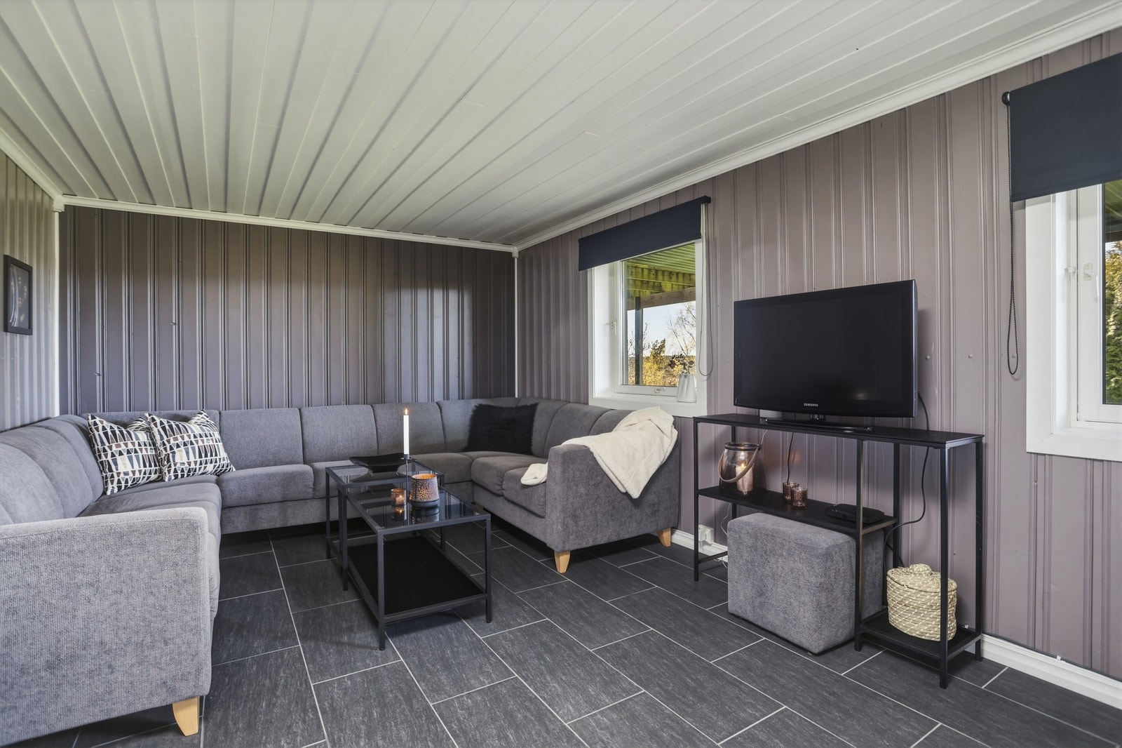 Kjellerstuen er romslig og innredet både med sofagruppe og gjesteseng. Galleribilde