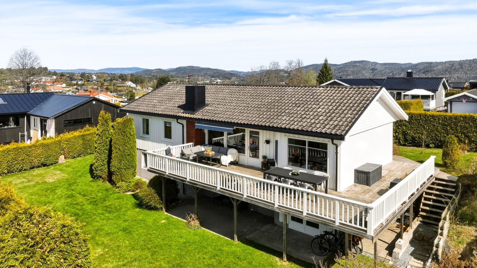 Enebolig med stor terrasse og hage, beliggende i et rolig nabolag med fin utsikt over området. Galleribilde