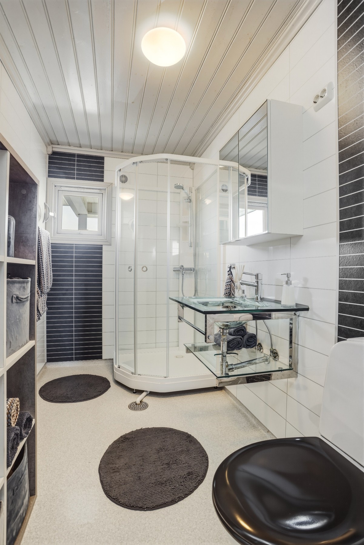 Badet har dusjkabinett, toalett og servant. Galleribilde