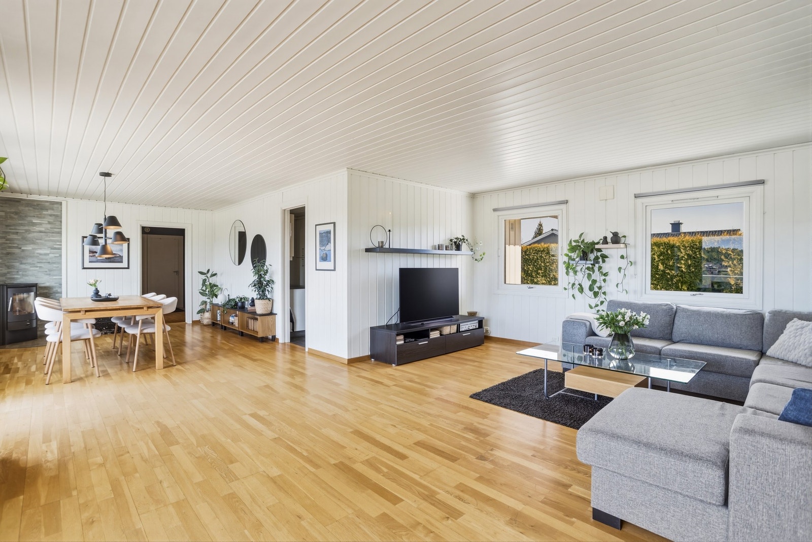 Stuen er romslig og har fine innredningsmuligheter med plass til både sofagruppe og spisestue Galleribilde