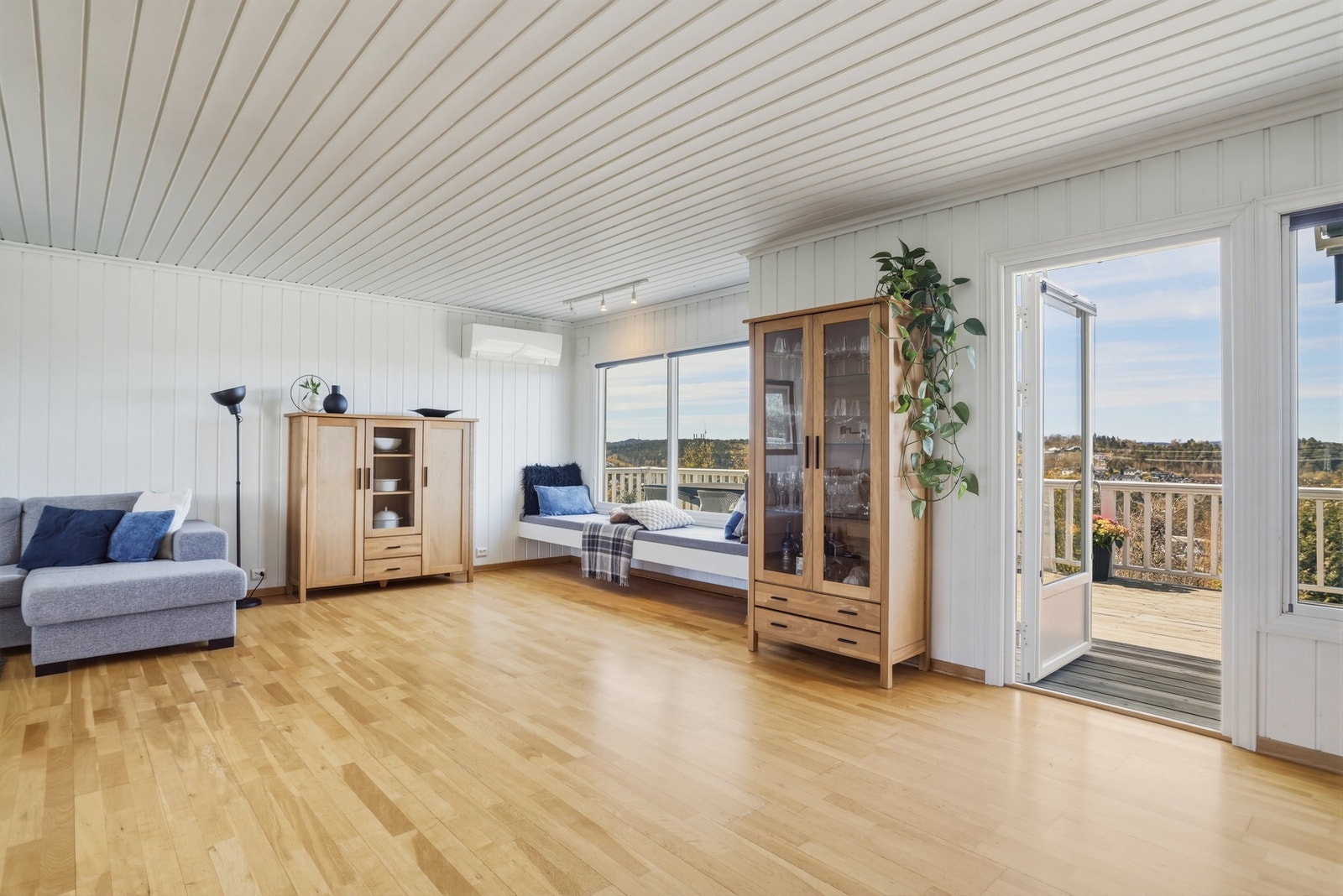 Fra stuen er det utgang til deilig terrasse Galleribilde