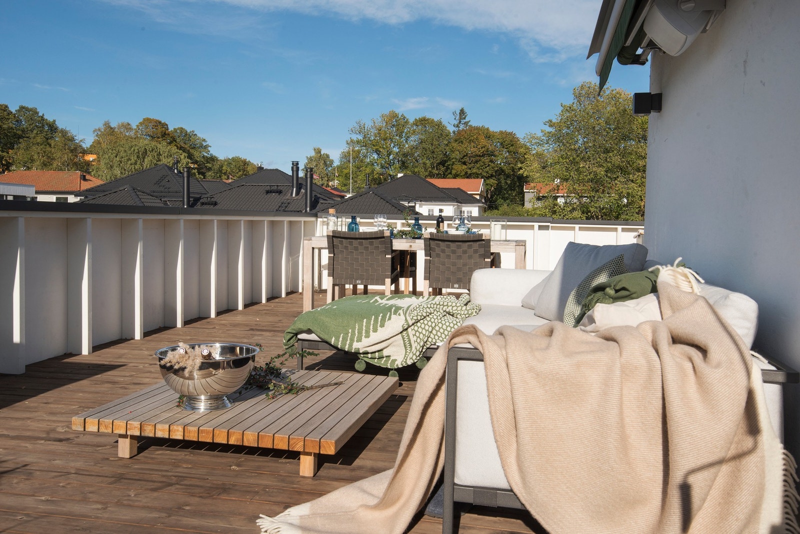 Den store takterrassen har god plass til flere sittegrupper. Galleribilde