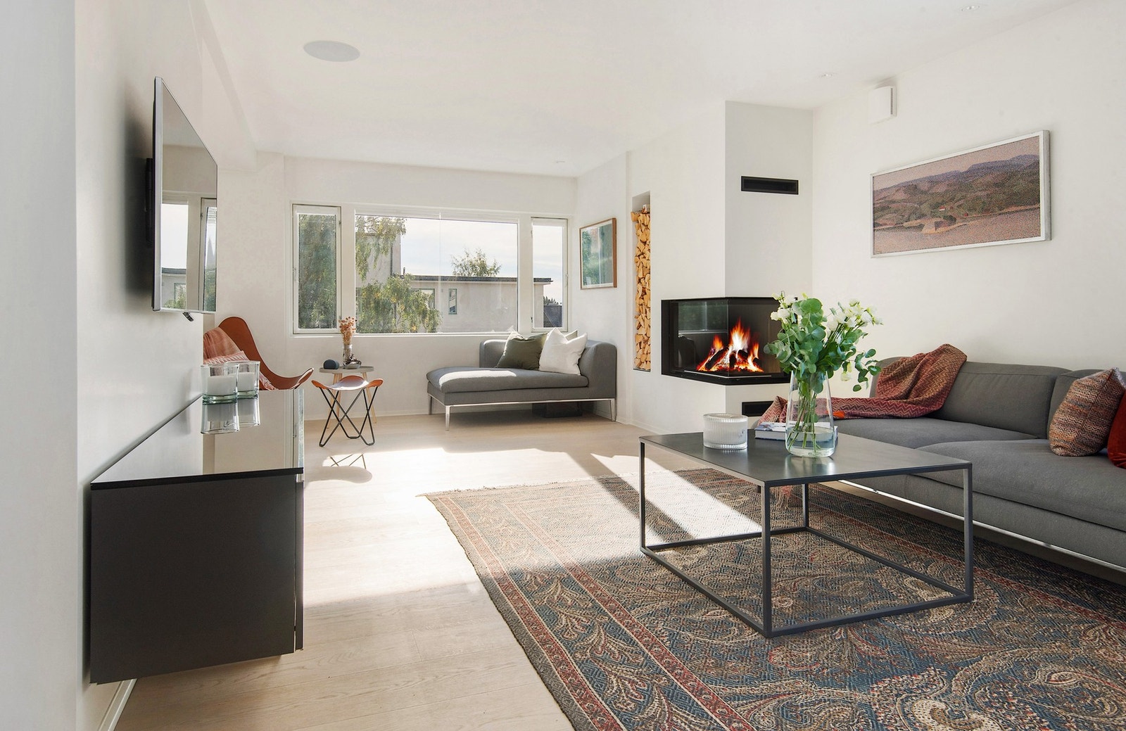 Fra stue. Innebygde høytalere i stue, kjøkken, Bad, lounge/loft og fire stk høytalere på takterrasse. Galleribilde