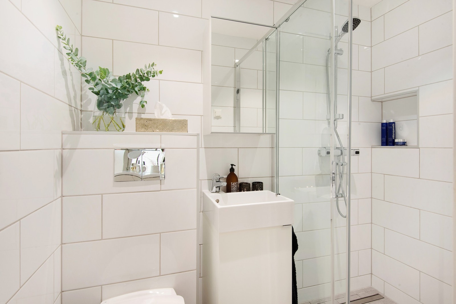 Pent og delikat baderom 2 fra 20162017 med dusjnisje og vegghengt toalett. I dag er badet en del av hybel. Galleribilde