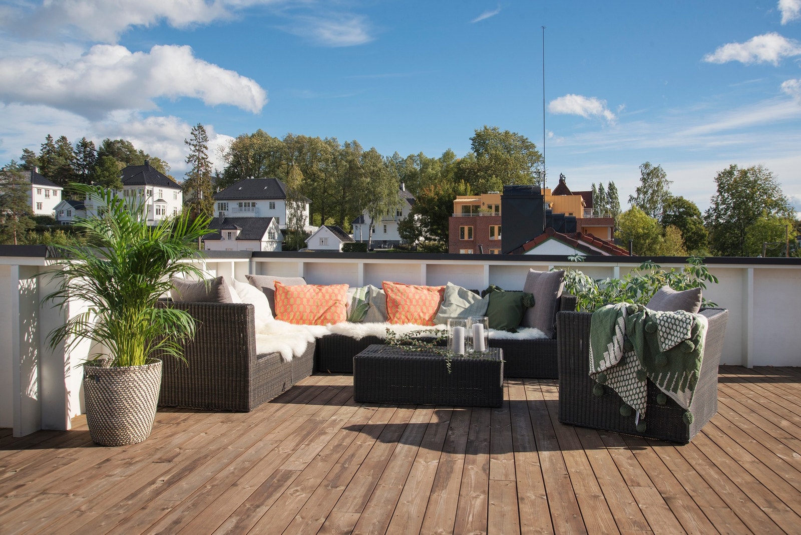 Her kan man sitte usjenert. Fantastisk takterrasse på 115 m² med flotte solforhold. Galleribilde