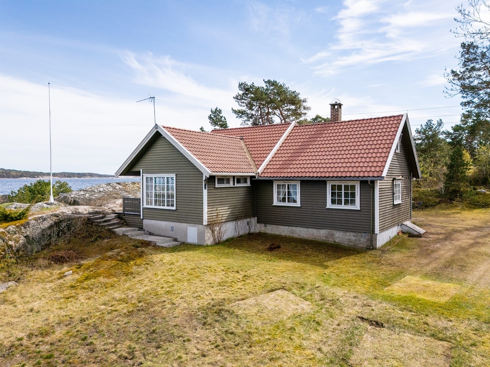 Hyttas fasade mot nord og vest. Opprinnelig er hytta oppført i 1964, og senere tilbygget i 1989 Galleribilde