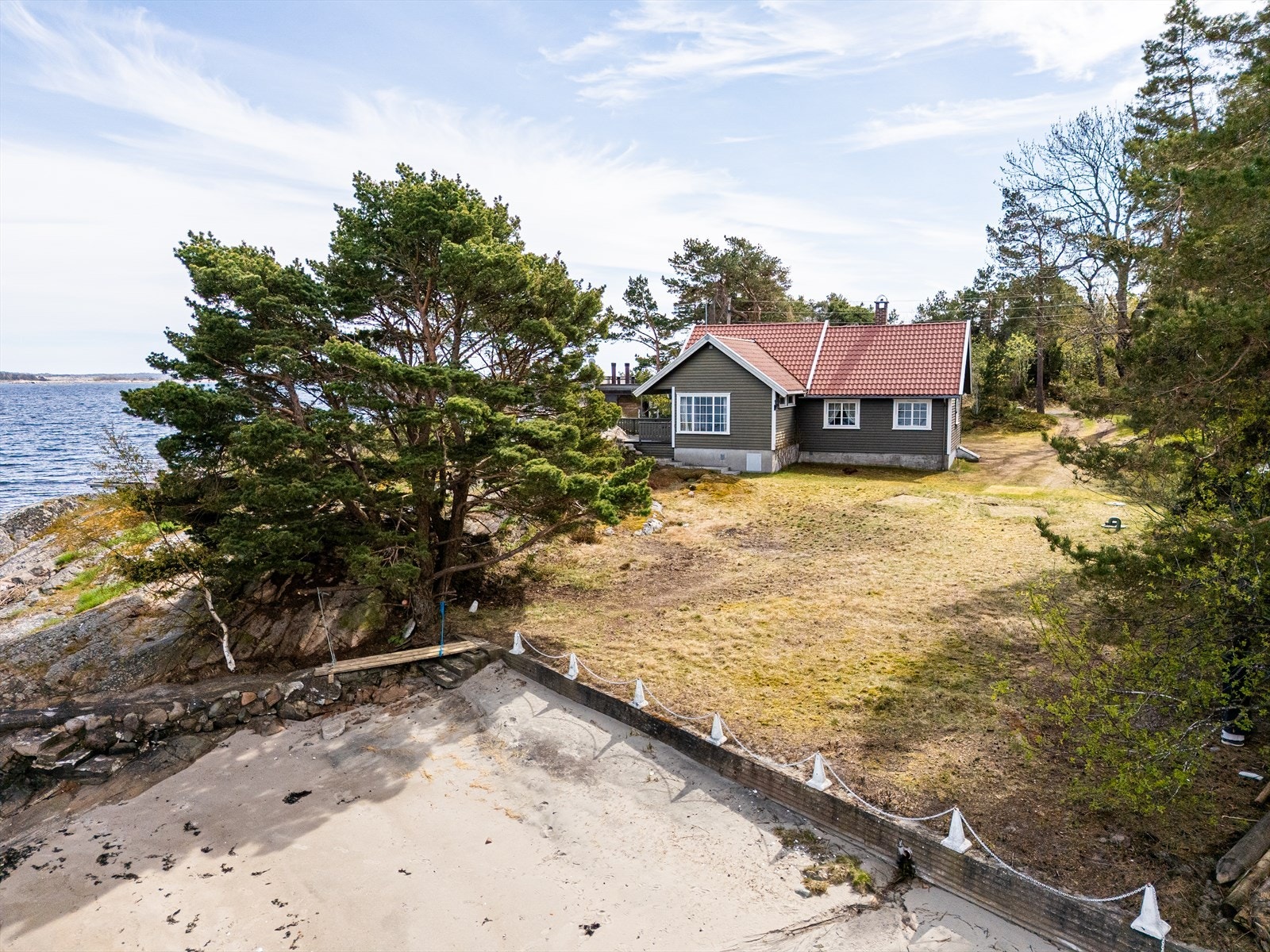 Eiendommen har en liten, privat sandstrand. Galleribilde